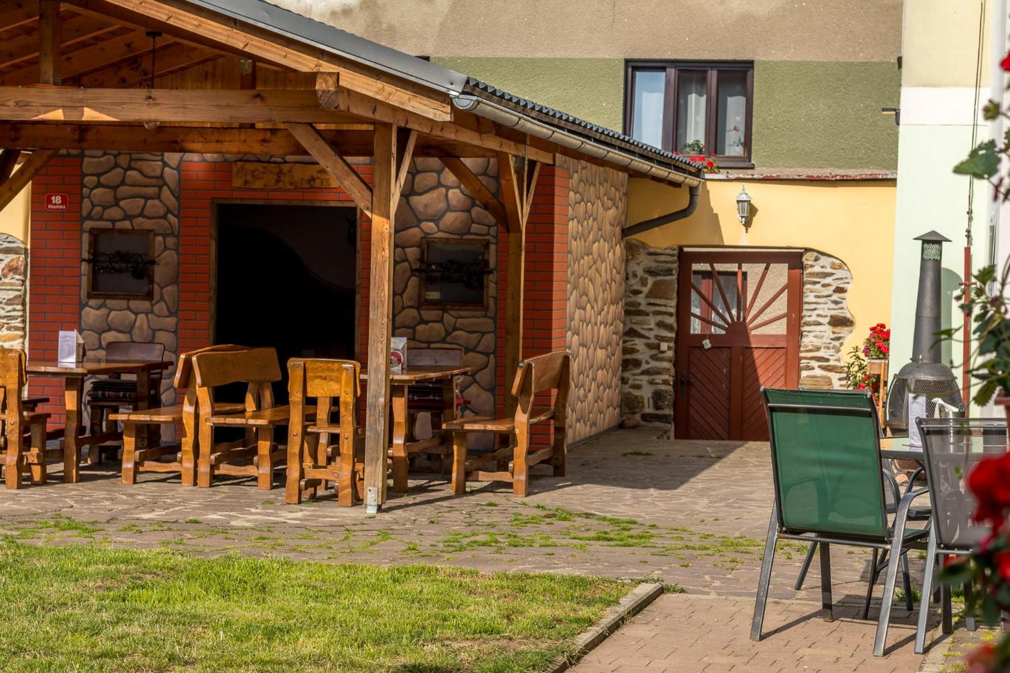 Penzion A Restaurace U Vladare Toužim Exterior foto